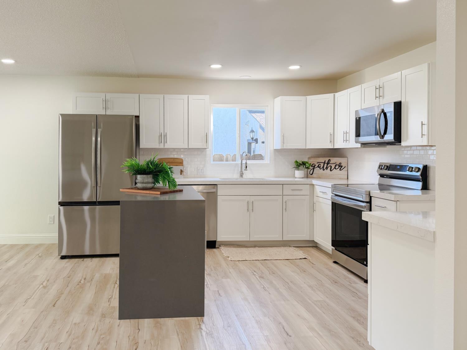 878 Carol Ave, Merced, CA 95341